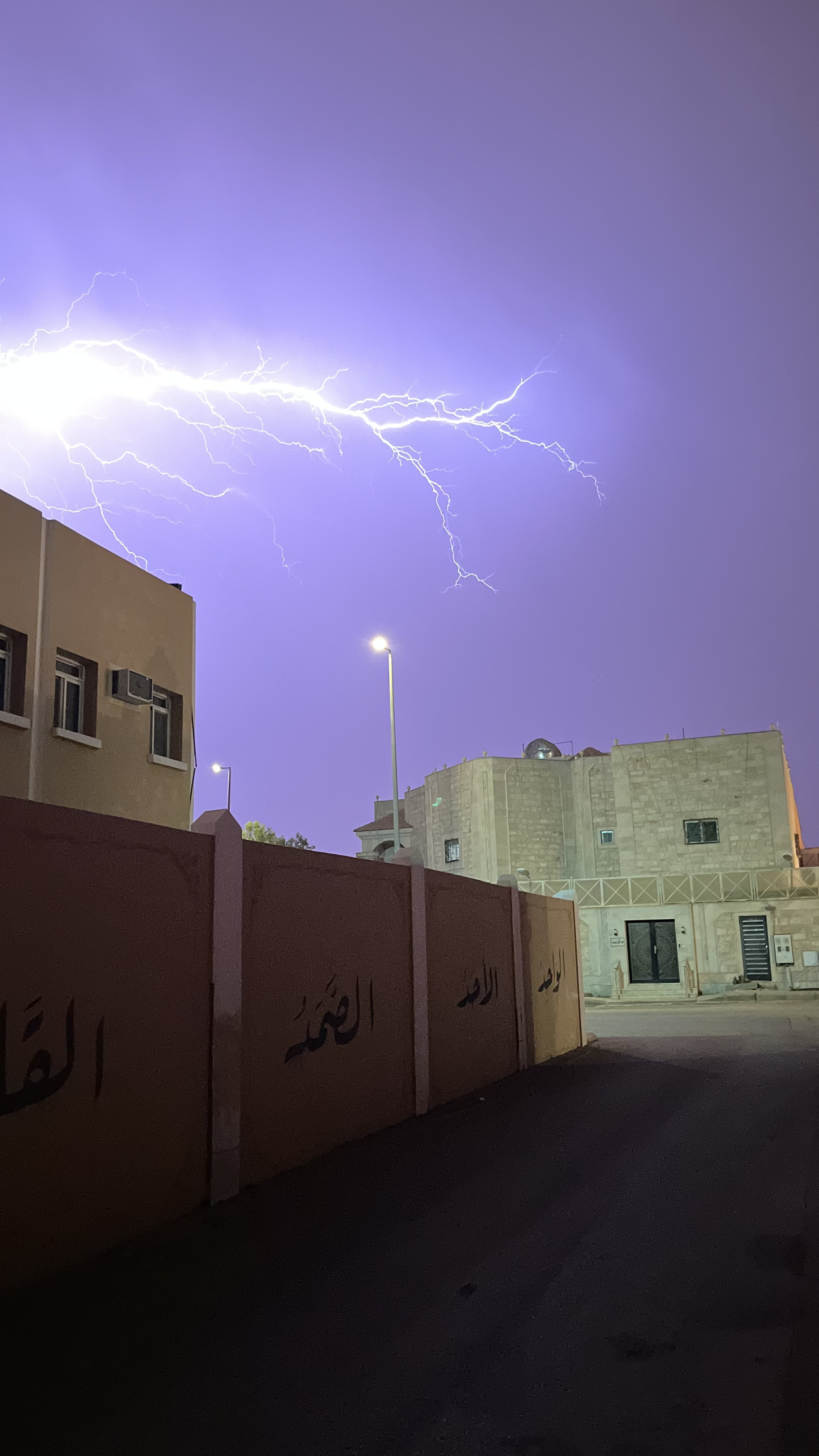 سبحان الذي يسبح الرعد بحمده والملائكة من خيفته